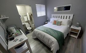 Stay A While Self Catering - Close To Greenacres Hospital, Free Wi-Fi, And Secure Parking